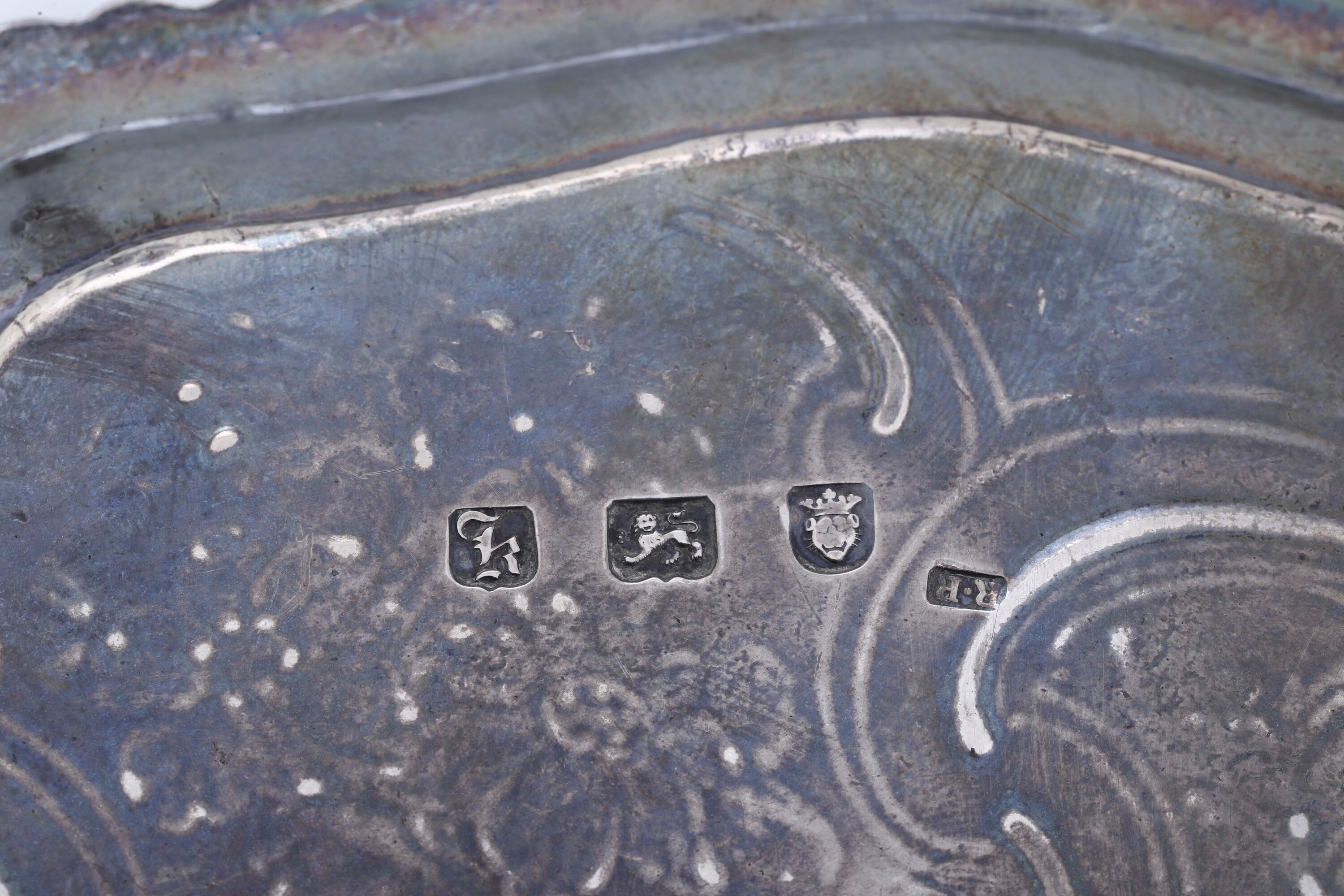 Richard Rugg (argentiere), Salver in argento fuso e cesellato, Londra 1765