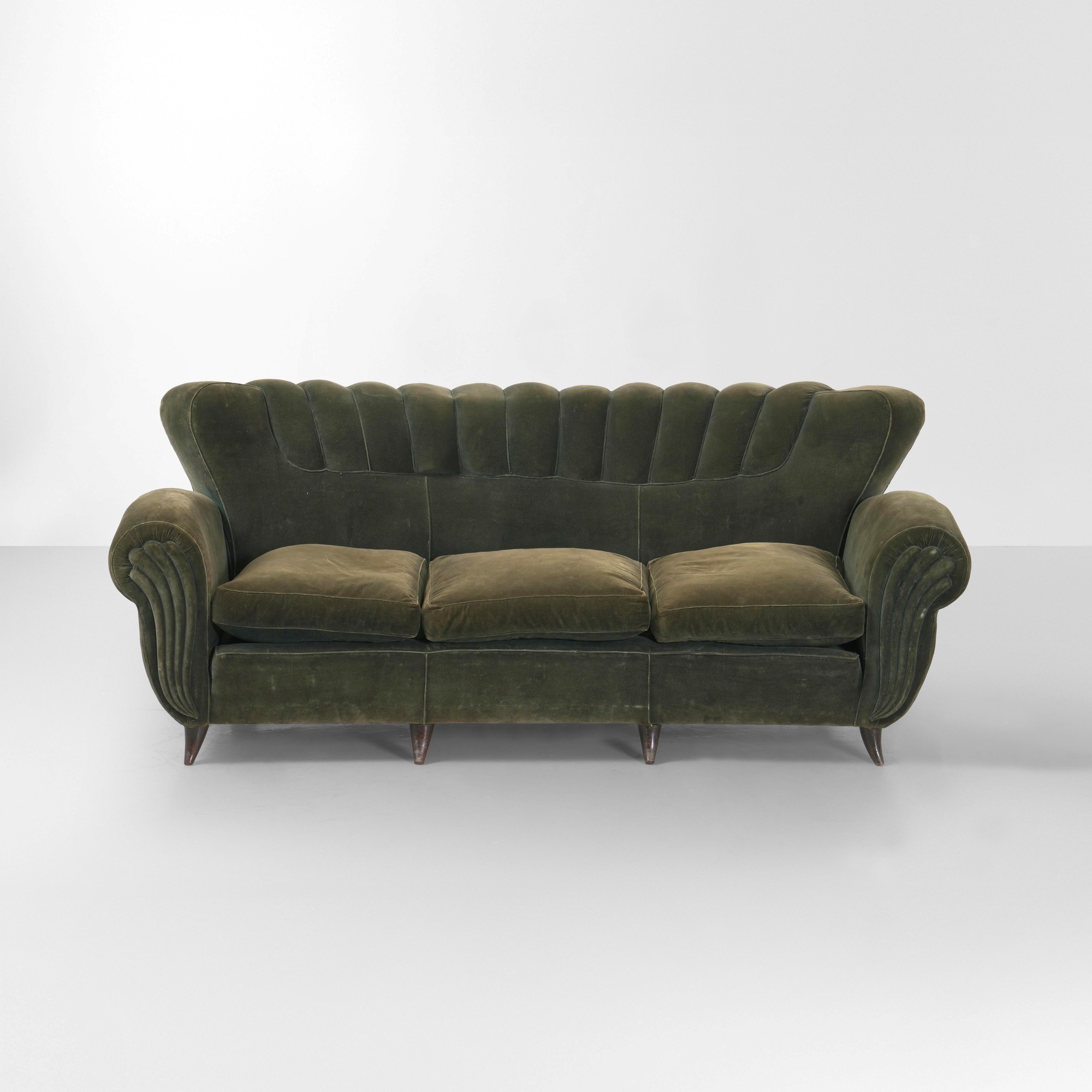 Divano, struttura in legno rivestita in velluto (Italia, ca. 1940)