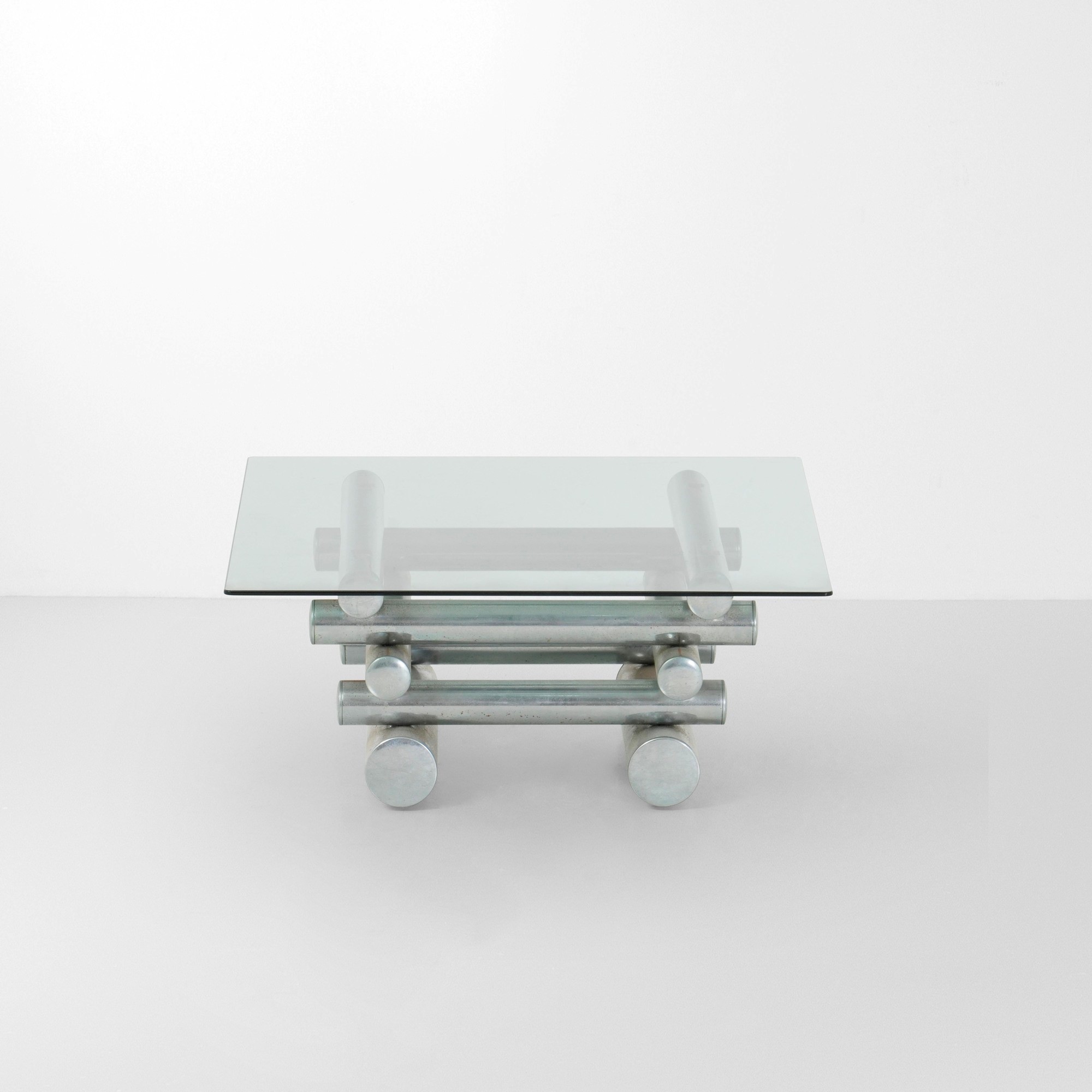 Produzione francese (XX secolo, ca. 1970), Tavolo basso in metallo cromato con piano in cristallo...