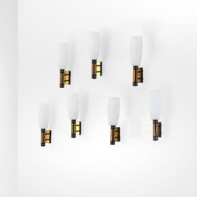 Sette lampade da parete in ottone con diffusori in vetro opalino