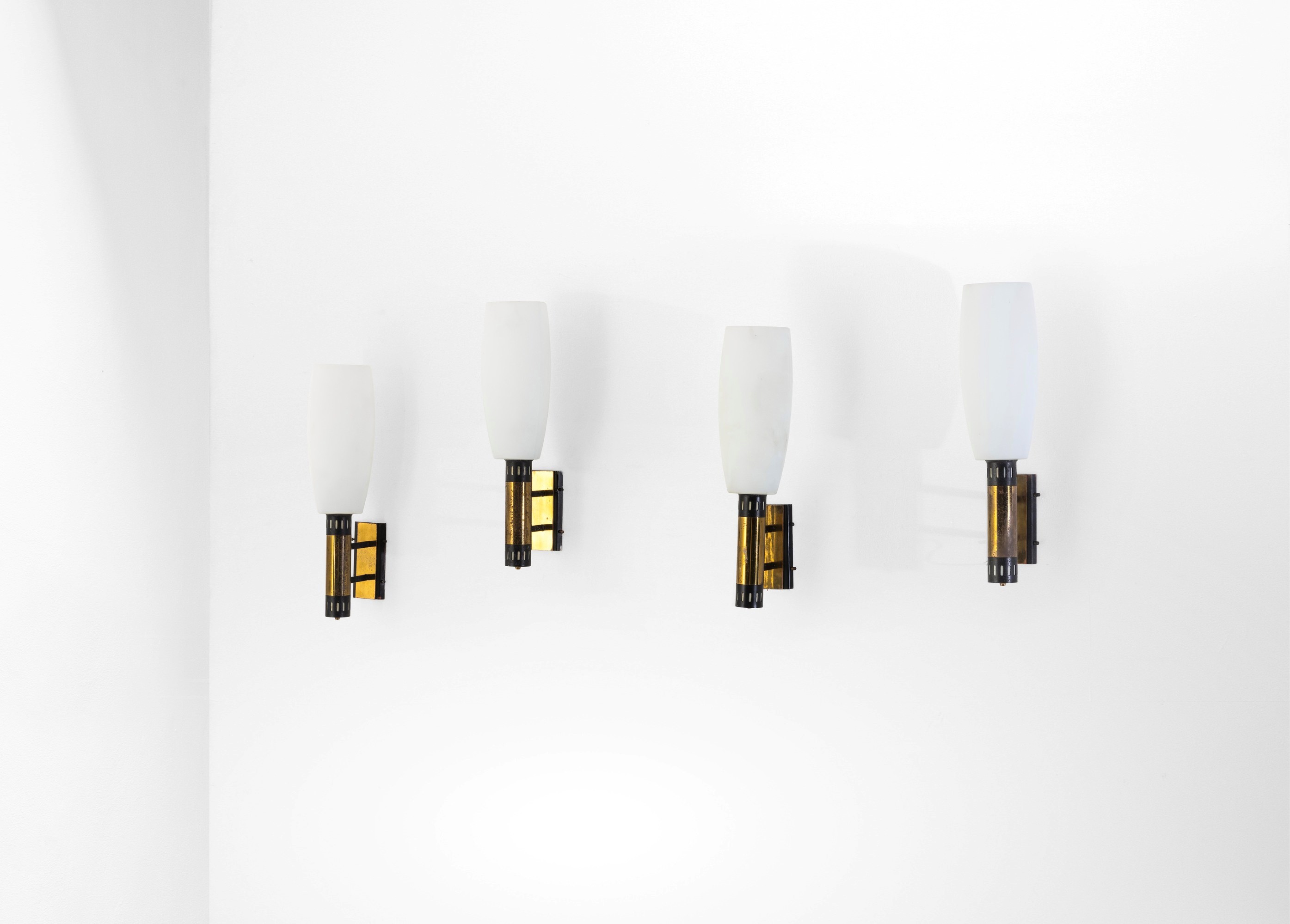 Stilnovo - Sette lampade da parete in ottone con diffusori in vetro opalino