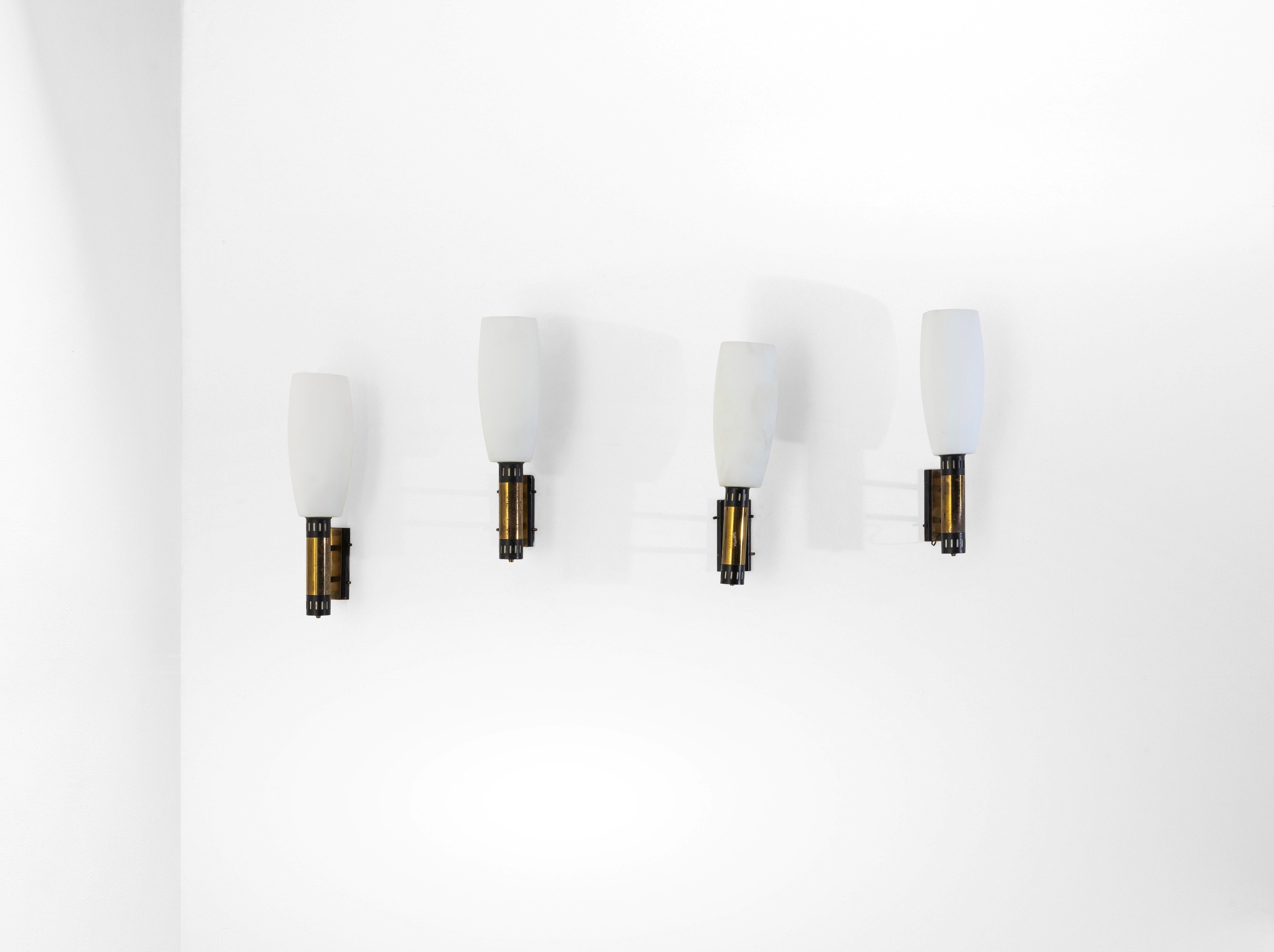 Stilnovo - Sette lampade da parete in ottone con diffusori in vetro opalino