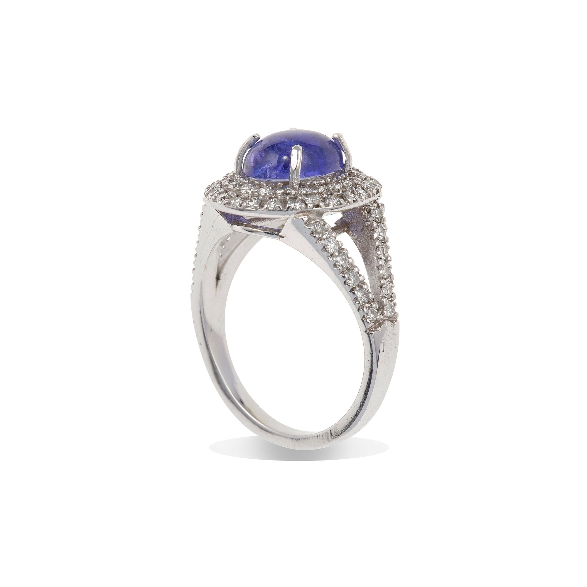 Anello in oro bianco 750/1000 con tanzanite cabochon (ct 2.07) e diamanti (ct 1.26)