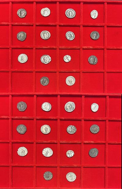Lotto di quattordici monete imperiali romane (denari e antoniniani), argento e mistura