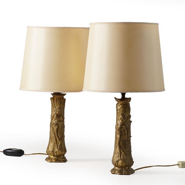 Coppia di lampade Liberty in metallo dorato. XX secolo