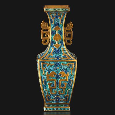 Cina, Vaso biansato in porcellana bianca con decori taoisti, dinastia Qing (epoca Guangxu, 1875-1...