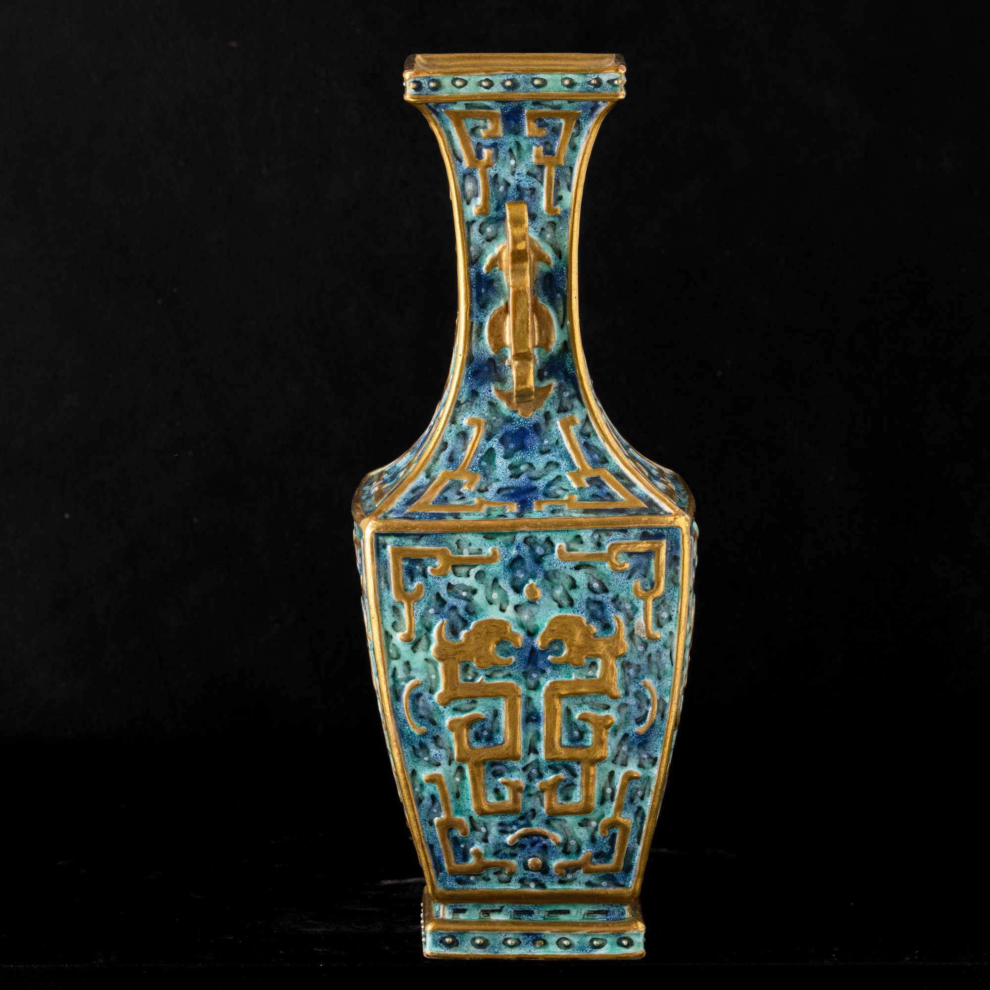 Cina, Vaso biansato in porcellana bianca con decori taoisti, dinastia Qing (epoca Guangxu, 1875-1...