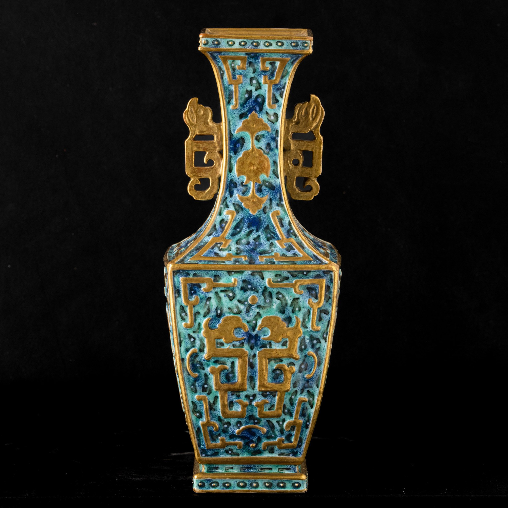 Cina, Vaso biansato in porcellana bianca con decori taoisti, dinastia Qing (epoca Guangxu, 1875-1...
