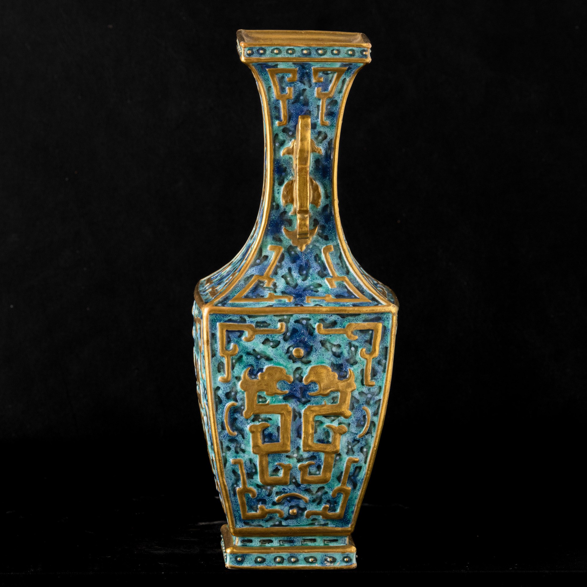 Cina, Vaso biansato in porcellana bianca con decori taoisti, dinastia Qing (epoca Guangxu, 1875-1...
