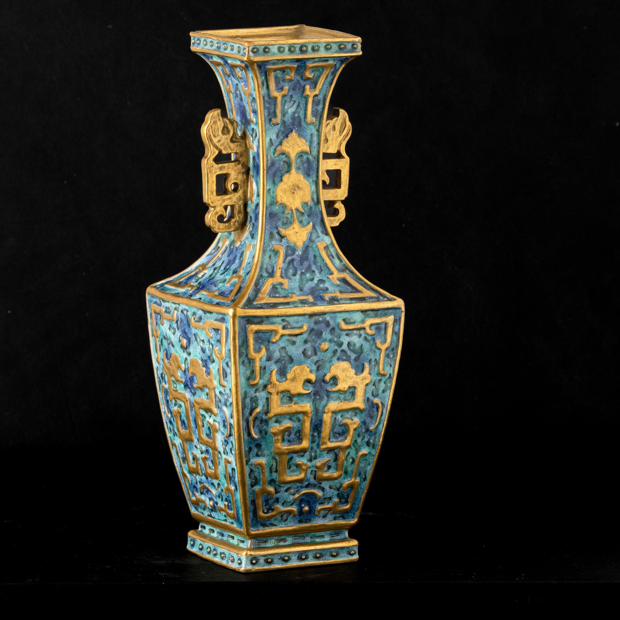 Cina, Vaso biansato in porcellana bianca con decori taoisti, dinastia Qing (epoca Guangxu, 1875-1...