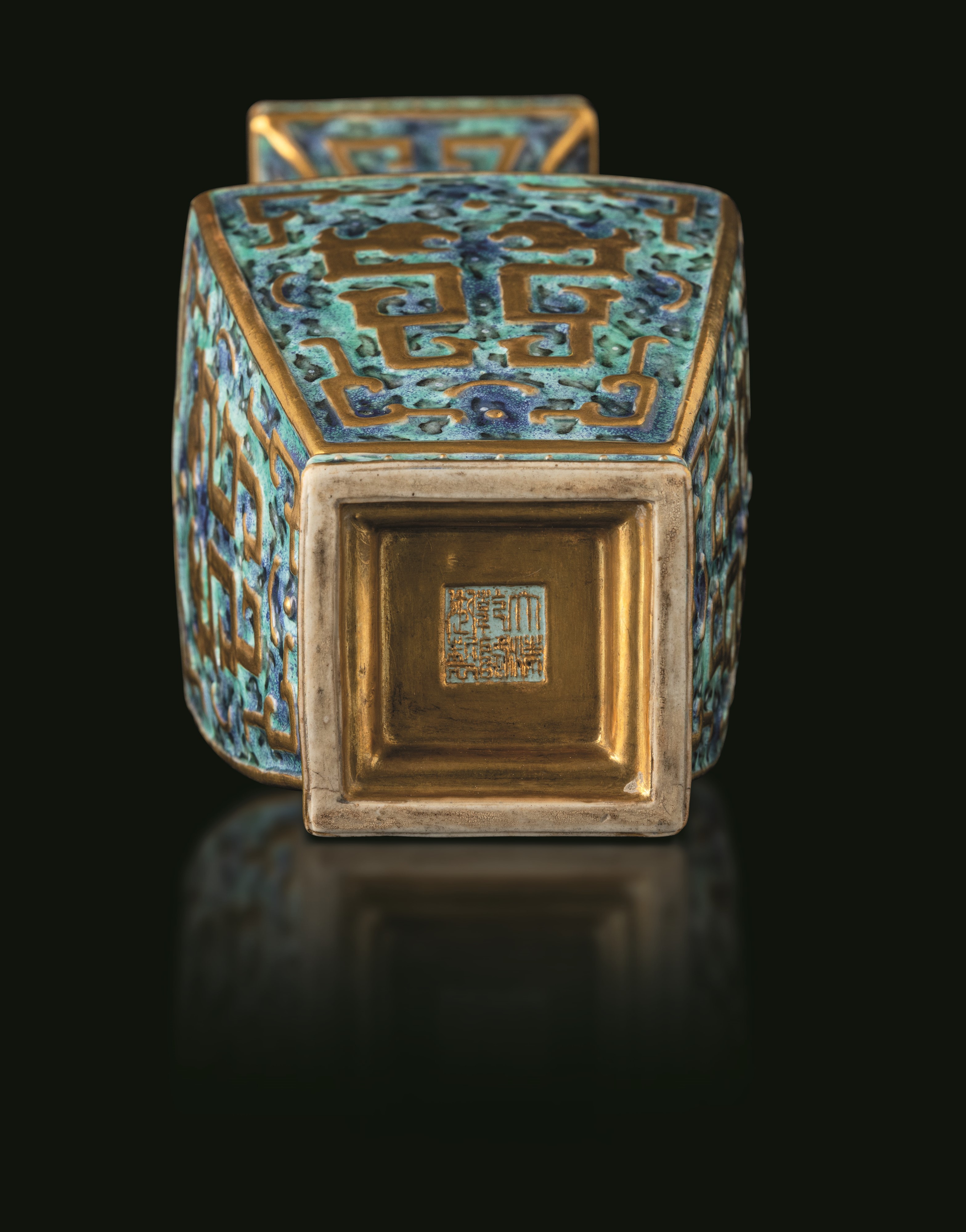 Cina, Vaso biansato in porcellana bianca con decori taoisti, dinastia Qing (epoca Guangxu, 1875-1...