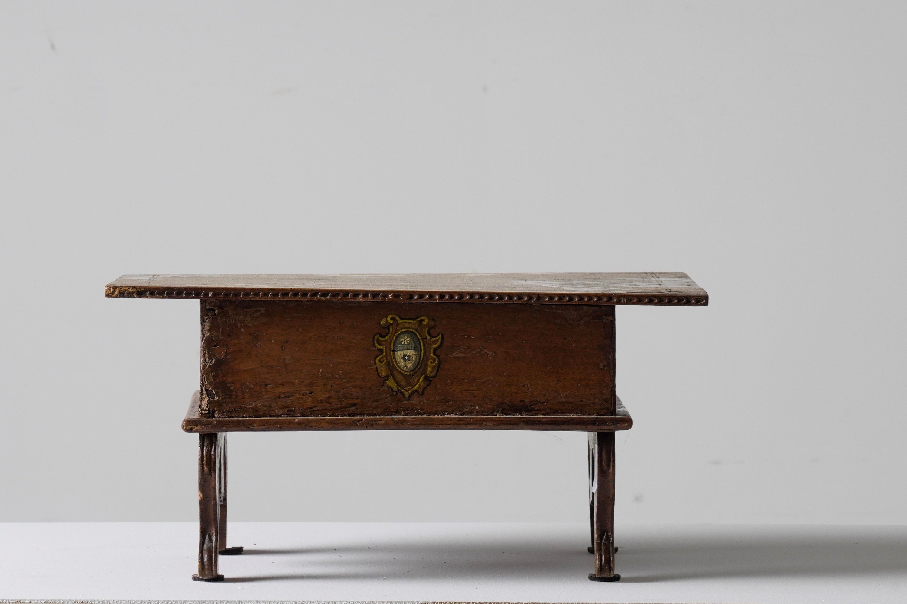 Tavolino/leggio in legno di noce, con stemma nobiliare dipinto, XVIII-XIX secolo