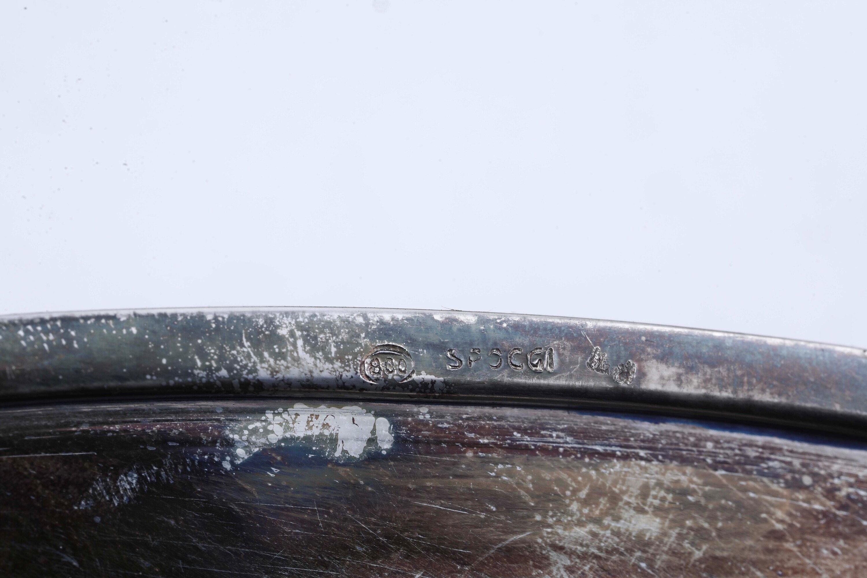 Argento fuso e sagomato, Set da tavola composto da salsiera con piatto e formaggiera, manifatture...