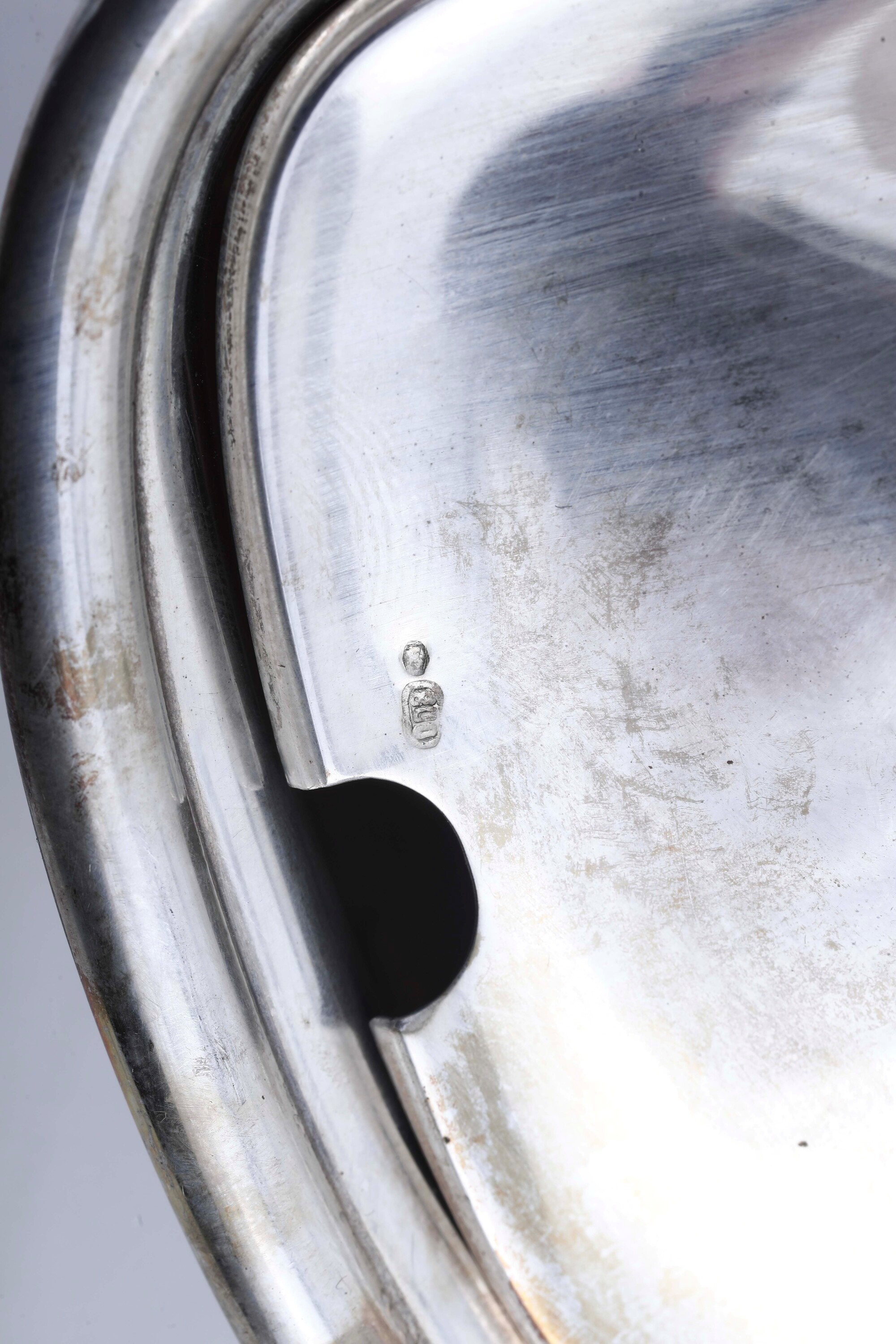 Argento fuso e sagomato, Set da tavola composto da salsiera con piatto e formaggiera, manifatture...