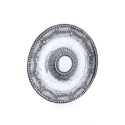 Argenteria italiana del XX secolo, Piatto in argento fuso e sagomato