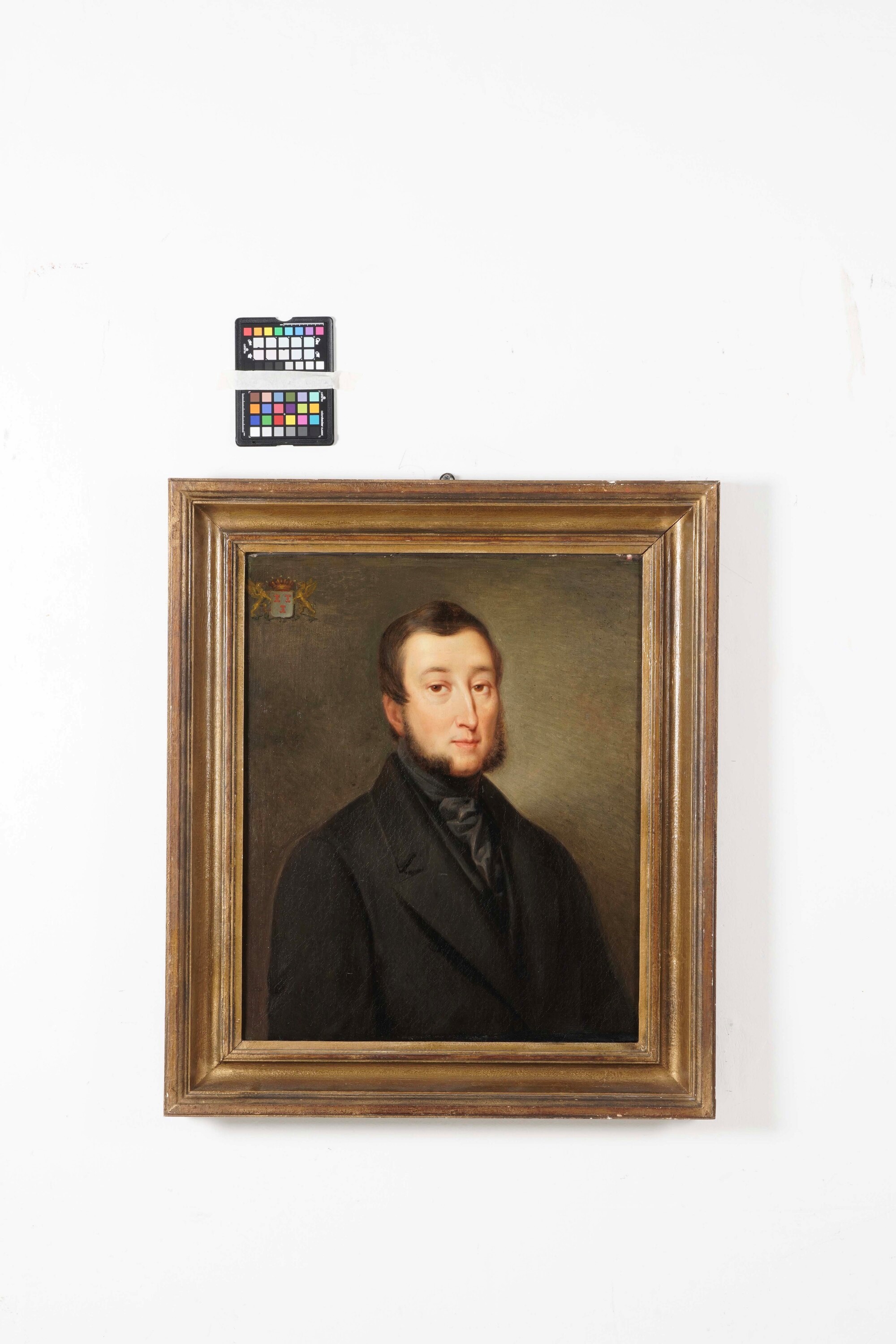 Scuola dell’inizio del XIX secolo, Ritratto di uomo con stemma, olio su tela