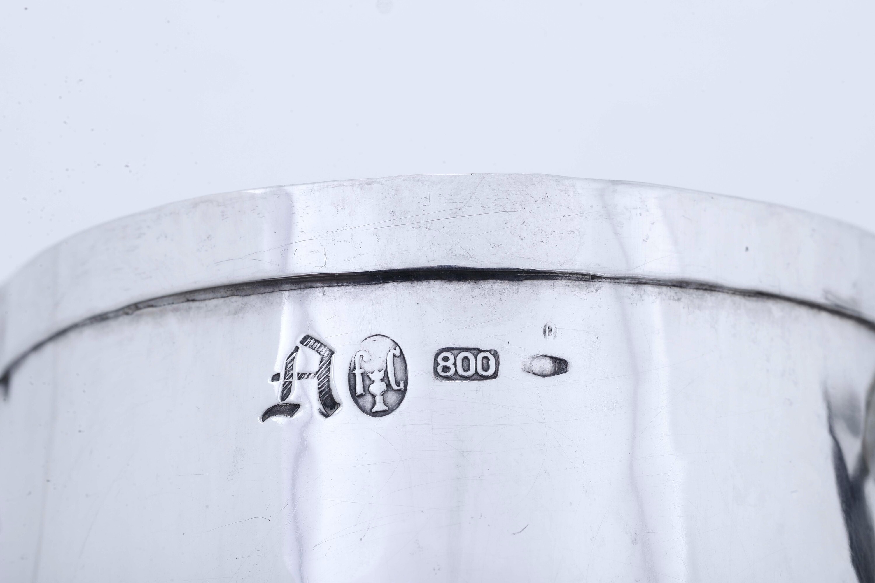 Argenteria artistica italiana del XX-XXI secolo, Caraffa in argento fuso e sagomato