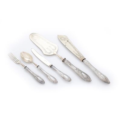 Servizio di posate in argento 800 con lame Solingen, comprendente coltelli, forchette, cucchiai e...