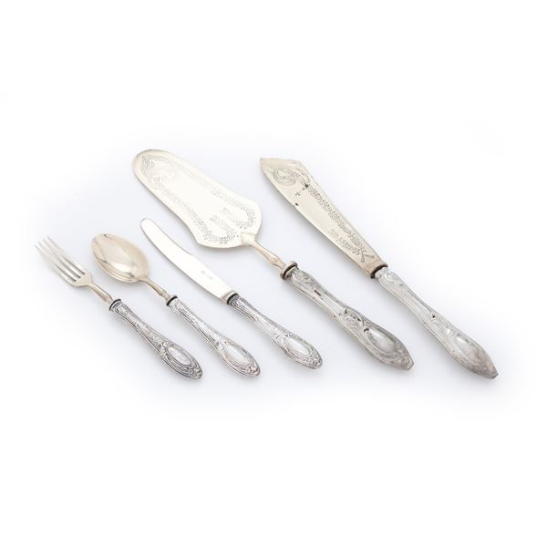 Servizio di posate in argento 800 e lame solingen: 6 coltelli, 6 forchette, 5 cucchiai, 1 paletta e 1 coltello da torta.