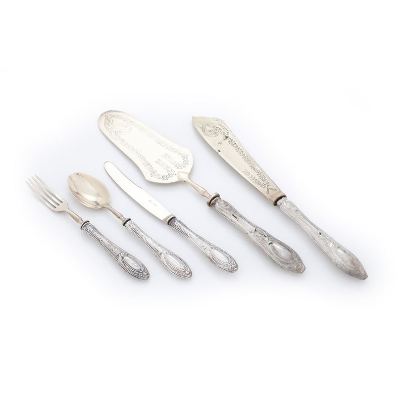 Servizio di posate in argento 800 e lame solingen: 6 coltelli, 6 forchette, 5 cucchiai, 1 paletta e 1 coltello da torta.  - Asta Argenti - Cambi Casa d'Aste