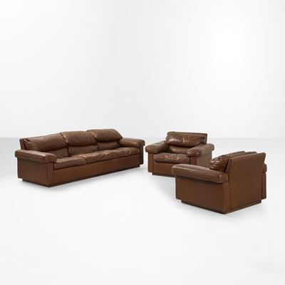 Divano e due poltrone, struttura in legno con rivestimento in cuoio, produzione italiana (circa 1...