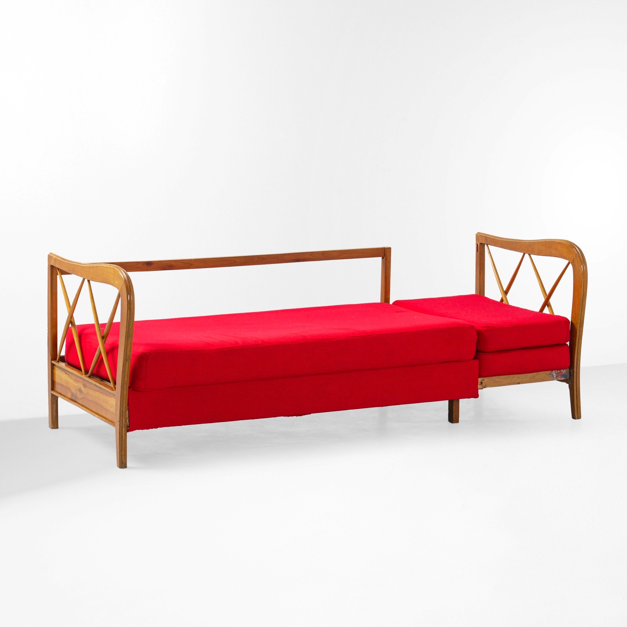 Produzione italiana ca. 1950, Divano in legno con rivestimento in tessuto
