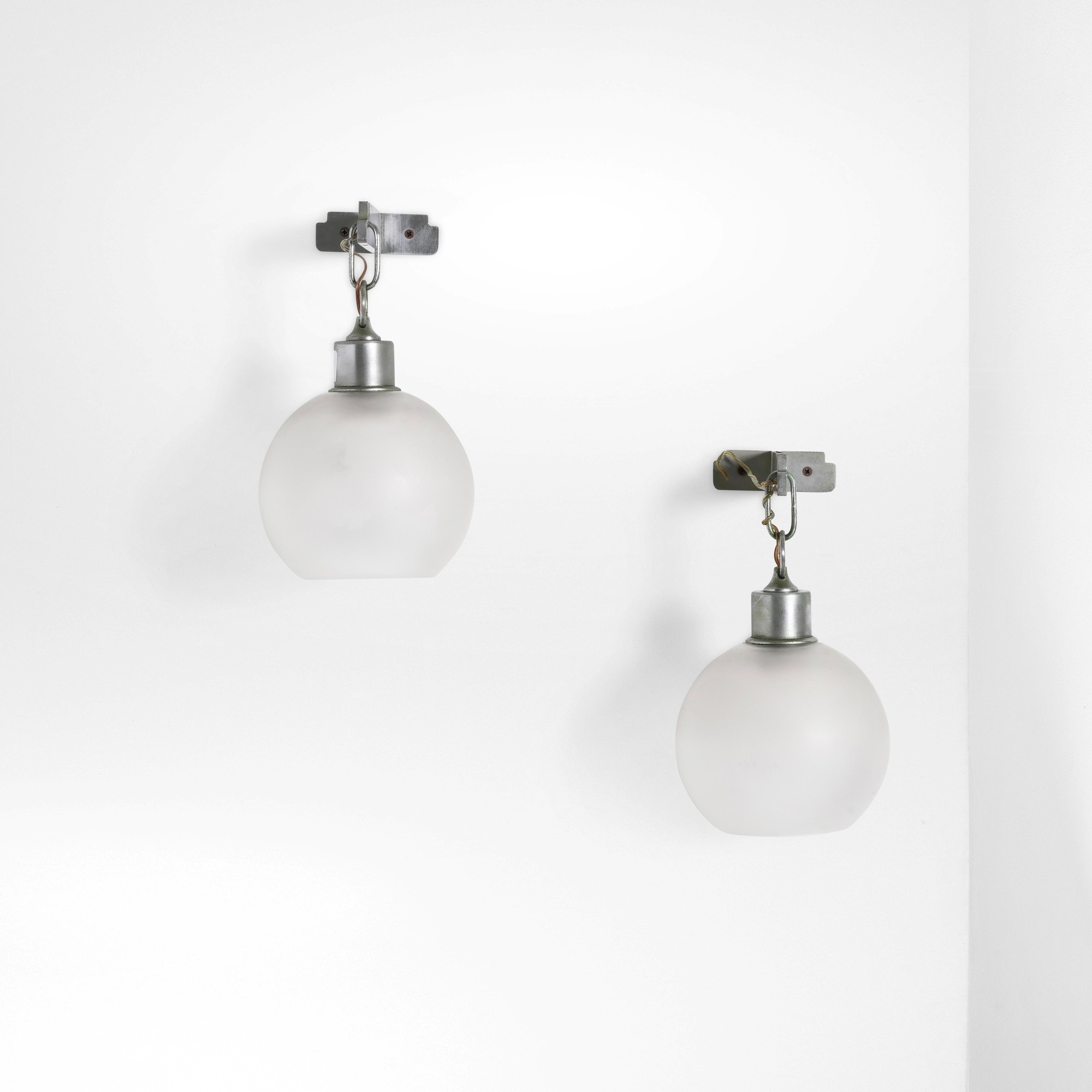 Due lampade da parete, struttura in metallo e diffusori in vetro satinato