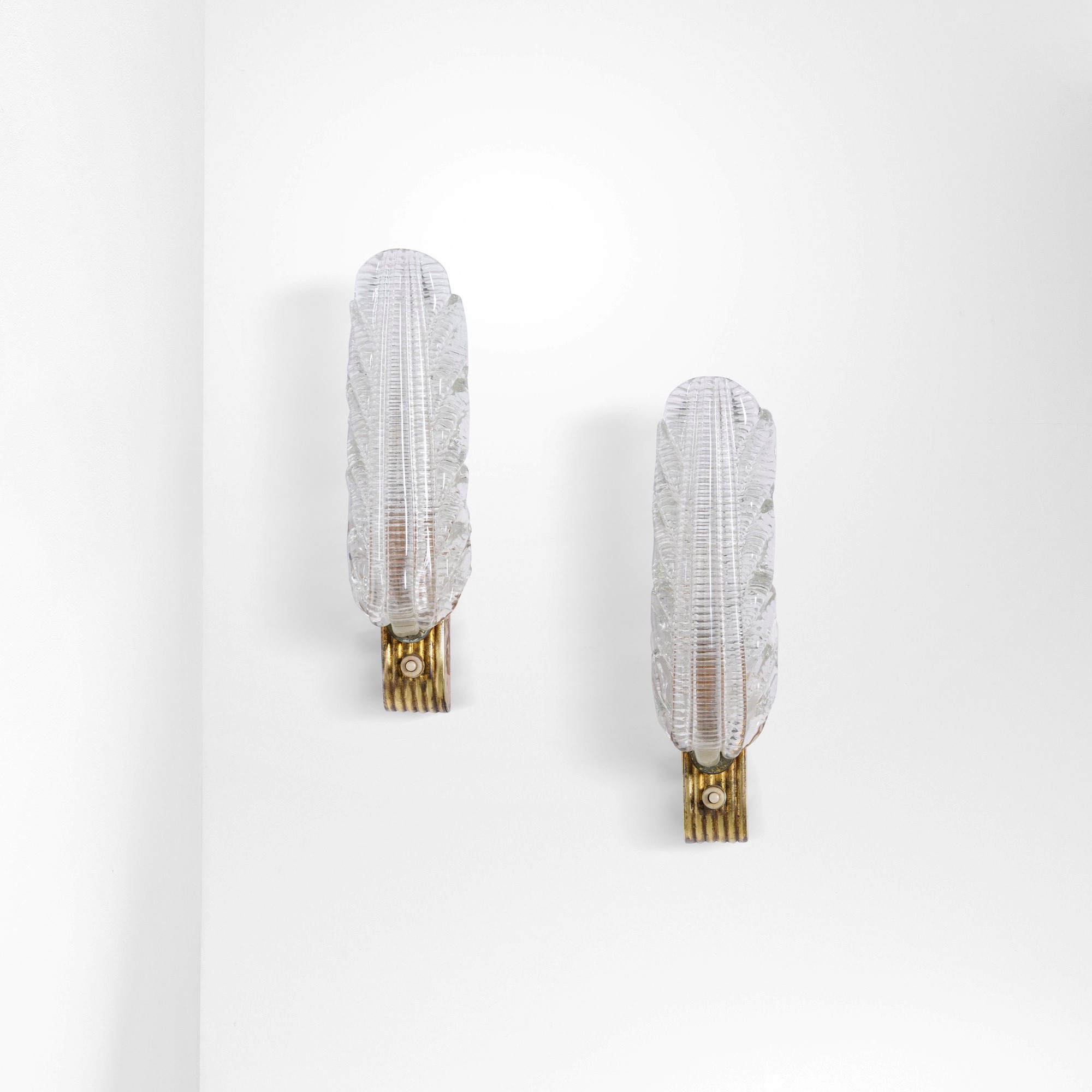 Lampade da parete in ottone con diffusori in vetro, produzione italiana (circa 1950)