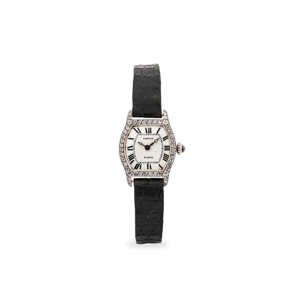 Raffinato Tortue in oro bianco, oro giallo e diamanti, quadrante bianco con numeri Romani e minuteria Chemin de Fer, circa 1920
