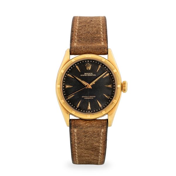 Rolex - Oyster Perpetual Ovetto ref. 6085 in oro giallo 18k, quadrante nero “Chevron” con indici a daga e lancette Dauphine, circa 1961
