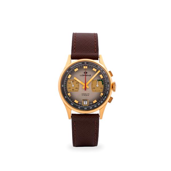 Cronografo in oro giallo 18k con tasti quadri, quadrante fumè con contatori dorati al tre e al nove, circa 1970