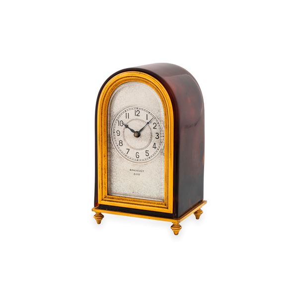 Orologio da tavolo ref. 1551 in ottone dorato e tartaruga, quadrante argentato con numeri Arabi, con chiave di carica e certificato di origine Breguet, circa 1923