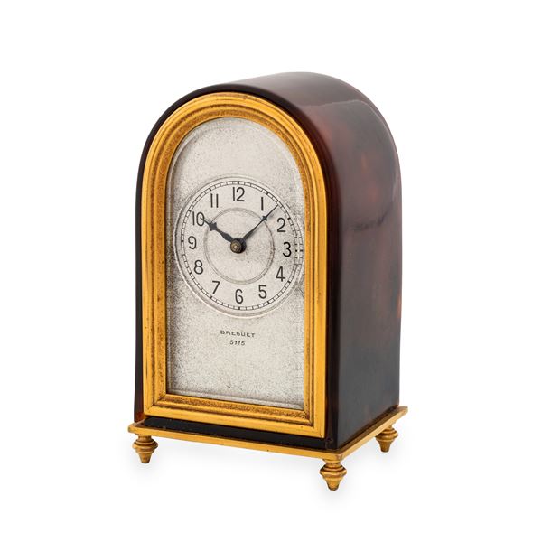 Breguet - Orologio da tavolo con funzione di sveglia ref. 1551 in ottone dorato e tartaruga, quadrante argentato con numeri Arabi, con chiave di carica e certificato di origine Breguet, circa 1923
