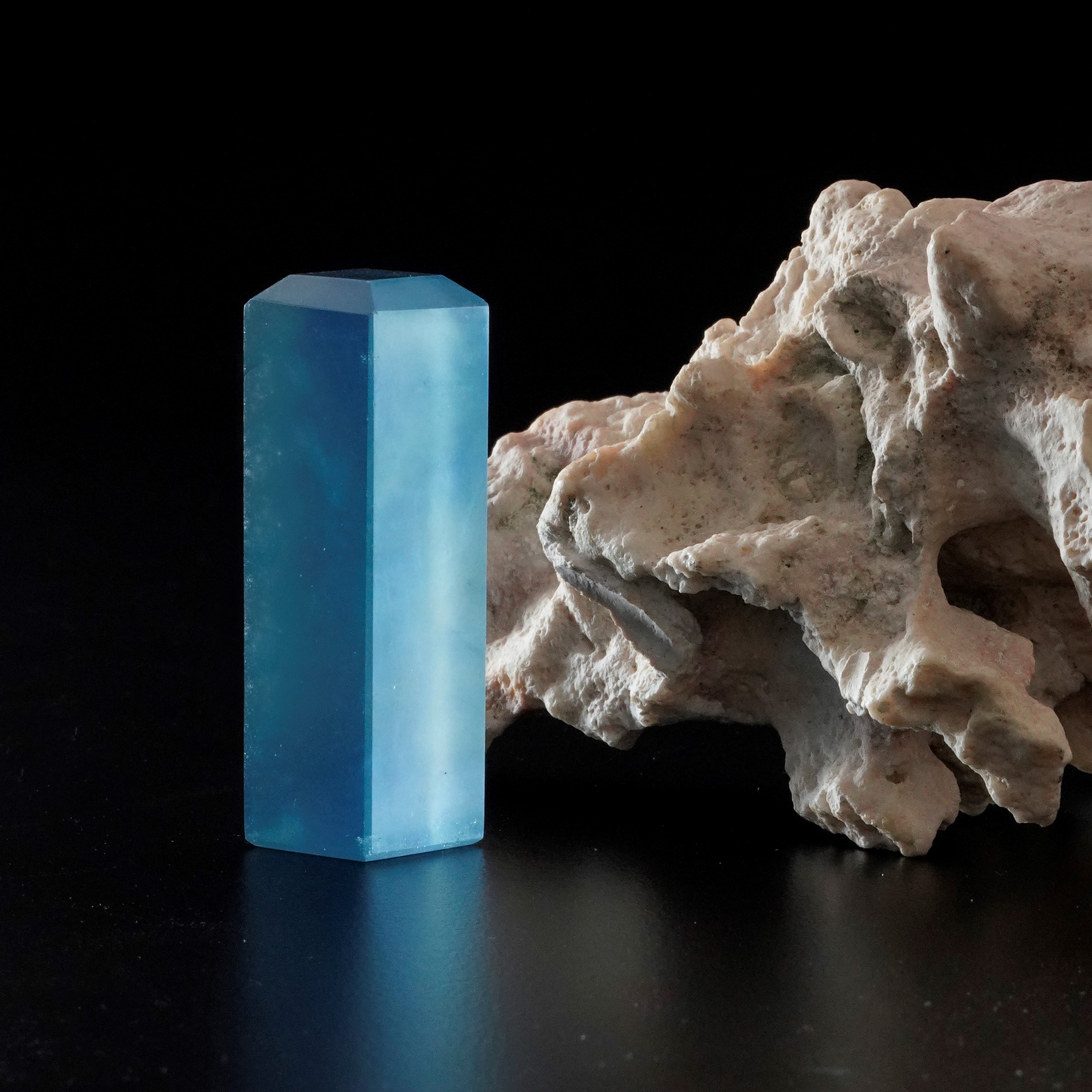Acquamarina, grande cristallo naturale lucidato (195,69 ct) con certificato ALGT