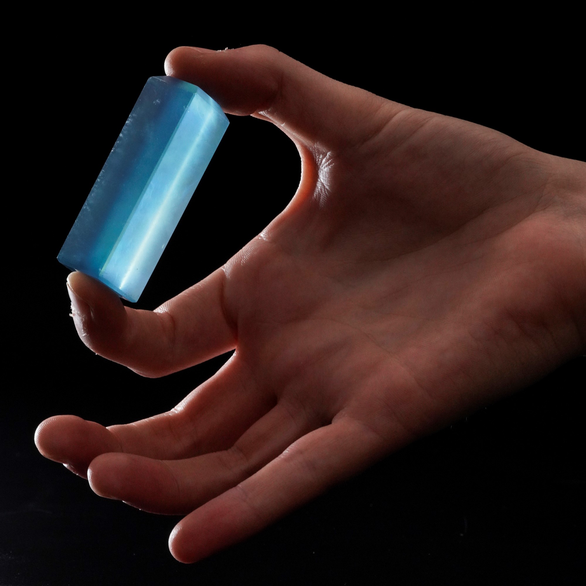 Acquamarina, grande cristallo naturale lucidato (195,69 ct) con certificato ALGT
