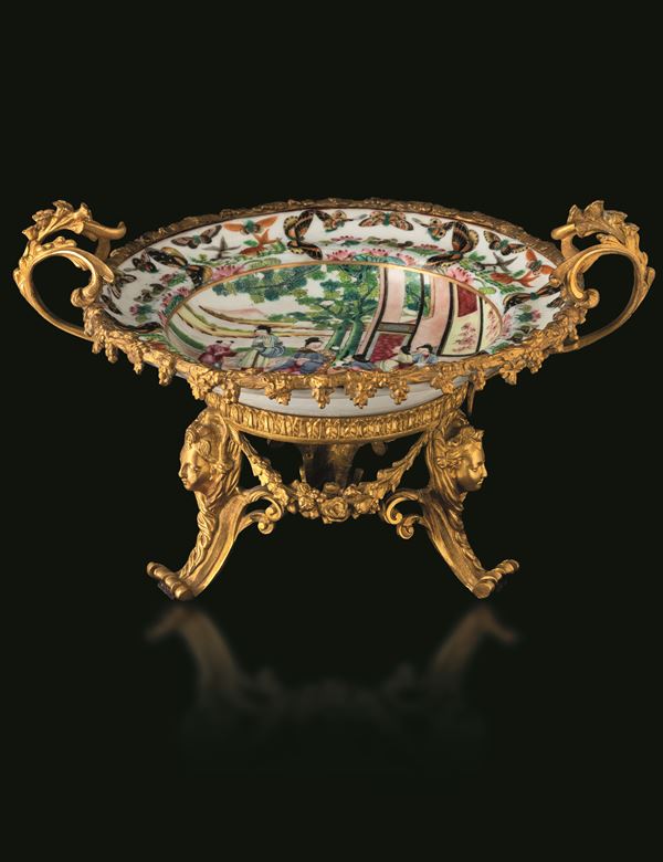 Piatto in porcellana Canton con montatura in bronzo raffigurante scena di vita di corte con decori naturalistici, Cina, Dinastia Qing, XIX secolo
