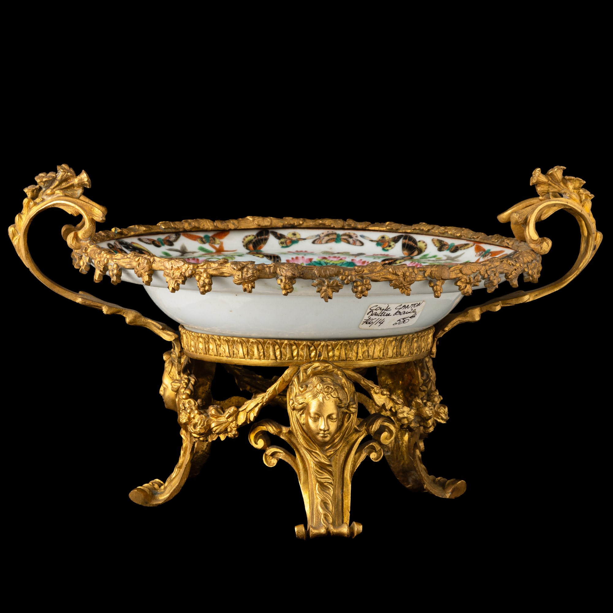 Cina, Dinastia Qing (XIX secolo), Piatto in porcellana Canton con montatura in bronzo