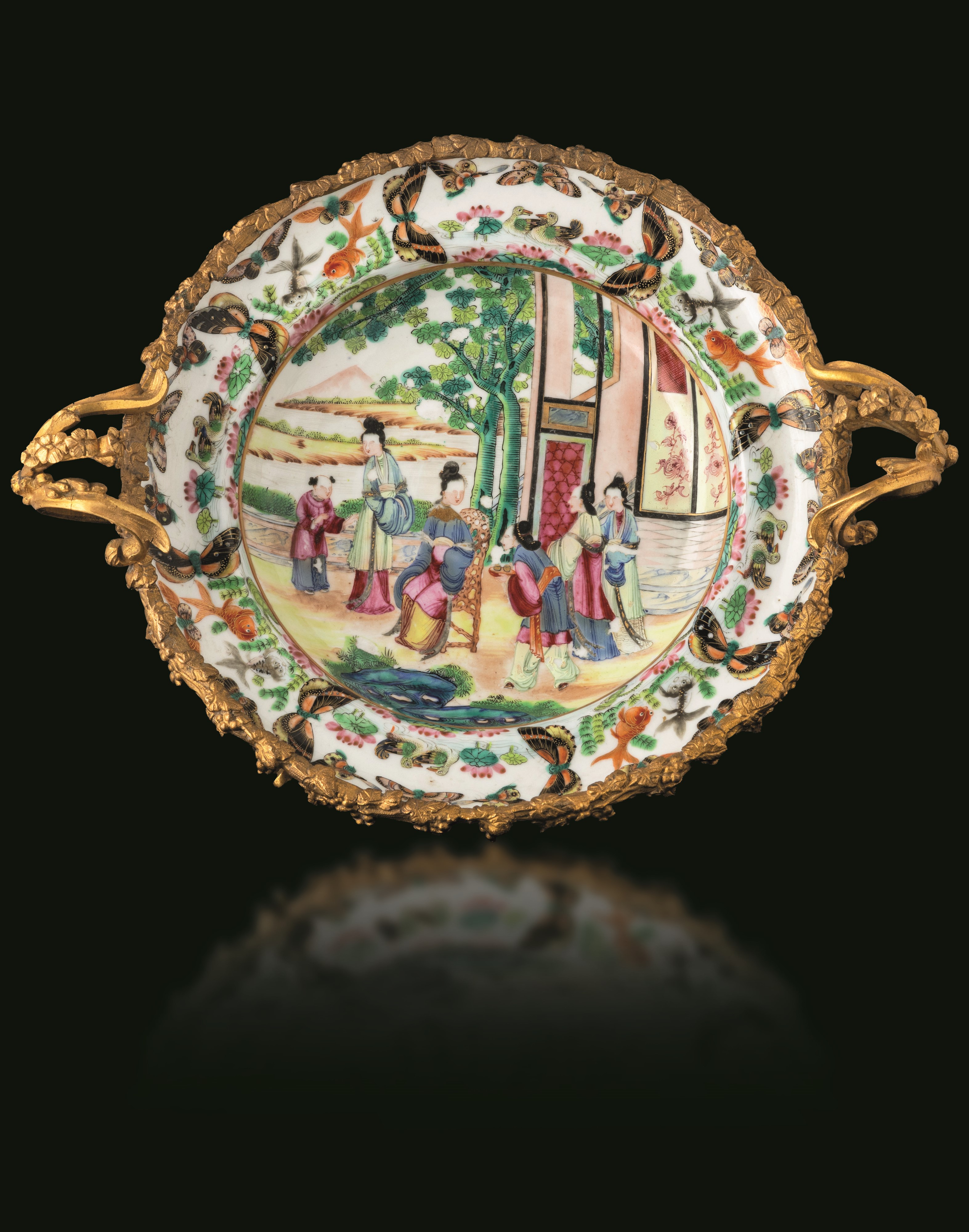 Cina, Dinastia Qing (XIX secolo), Piatto in porcellana Canton con montatura in bronzo