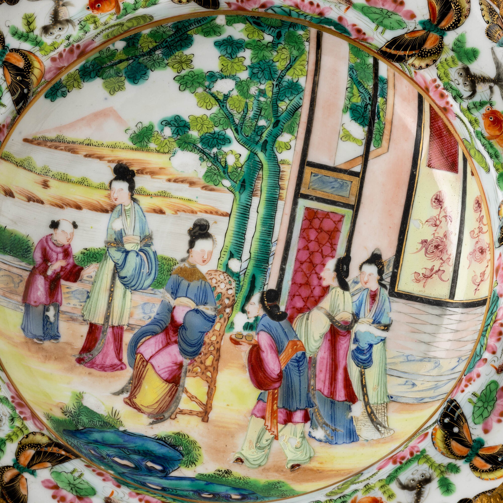 Cina, Dinastia Qing (XIX secolo), Piatto in porcellana Canton con montatura in bronzo
