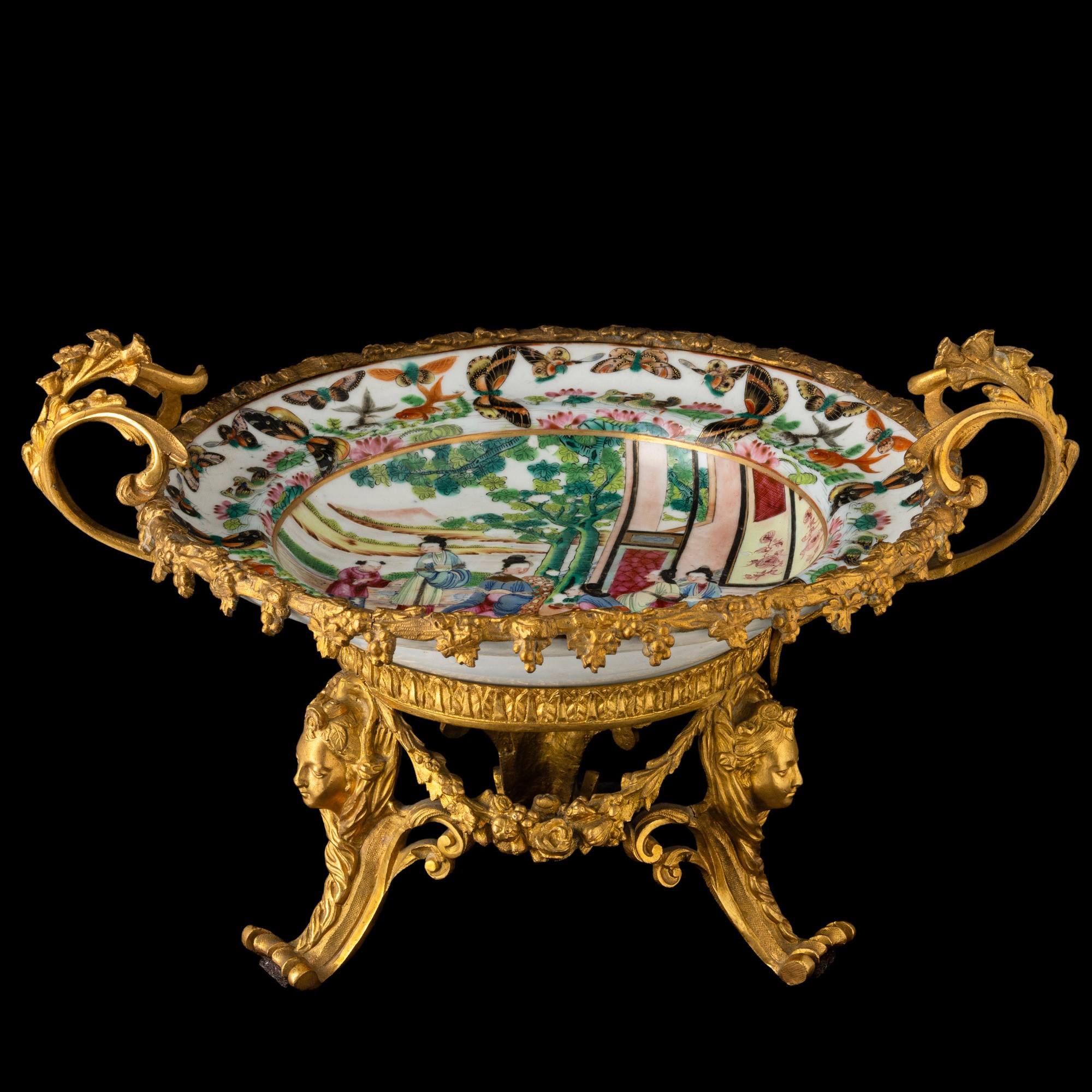 Cina, Dinastia Qing (XIX secolo), Piatto in porcellana Canton con montatura in bronzo