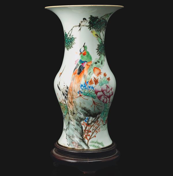 Vaso in porcellana Famiglia Rosa raffigurante volatili con fiori, Cina, Dinastia Qing, XIX secolo