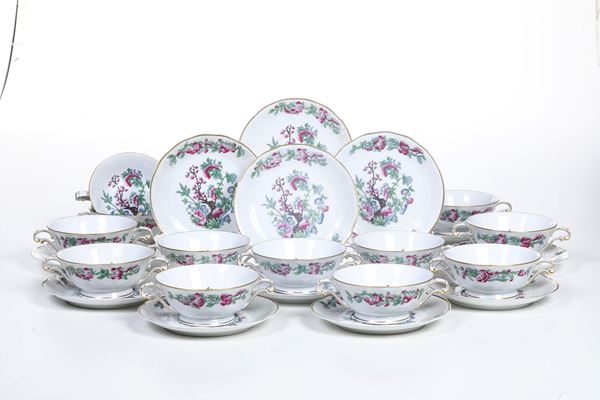 Dodici tazze da brodo con sottopiatto “Arbre des Indes”. Francia, Limoges, Manifattura L. Bernardaud, seconda metà del XX secolo.