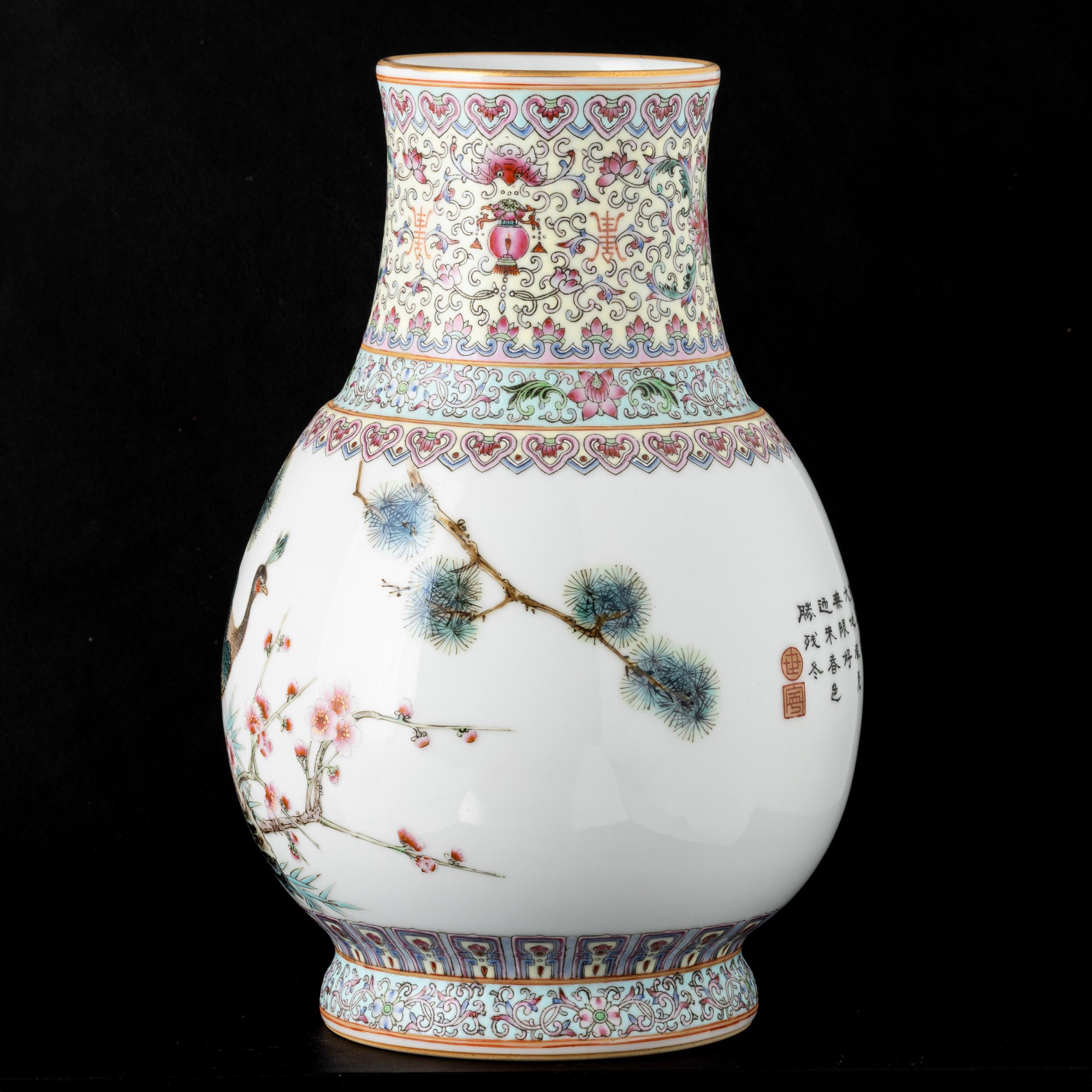 Cina (Repubblica), Vaso in porcellana con pavoni, decori floreali, motivi ruyi e iscrizioni