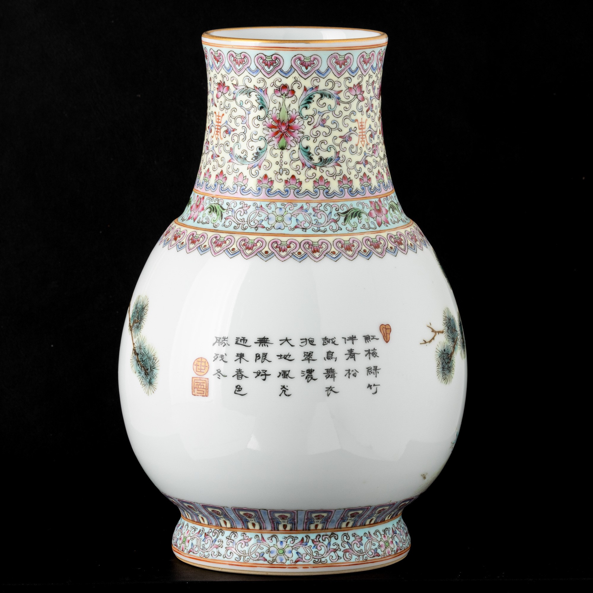 Cina (Repubblica), Vaso in porcellana con pavoni, decori floreali, motivi ruyi e iscrizioni