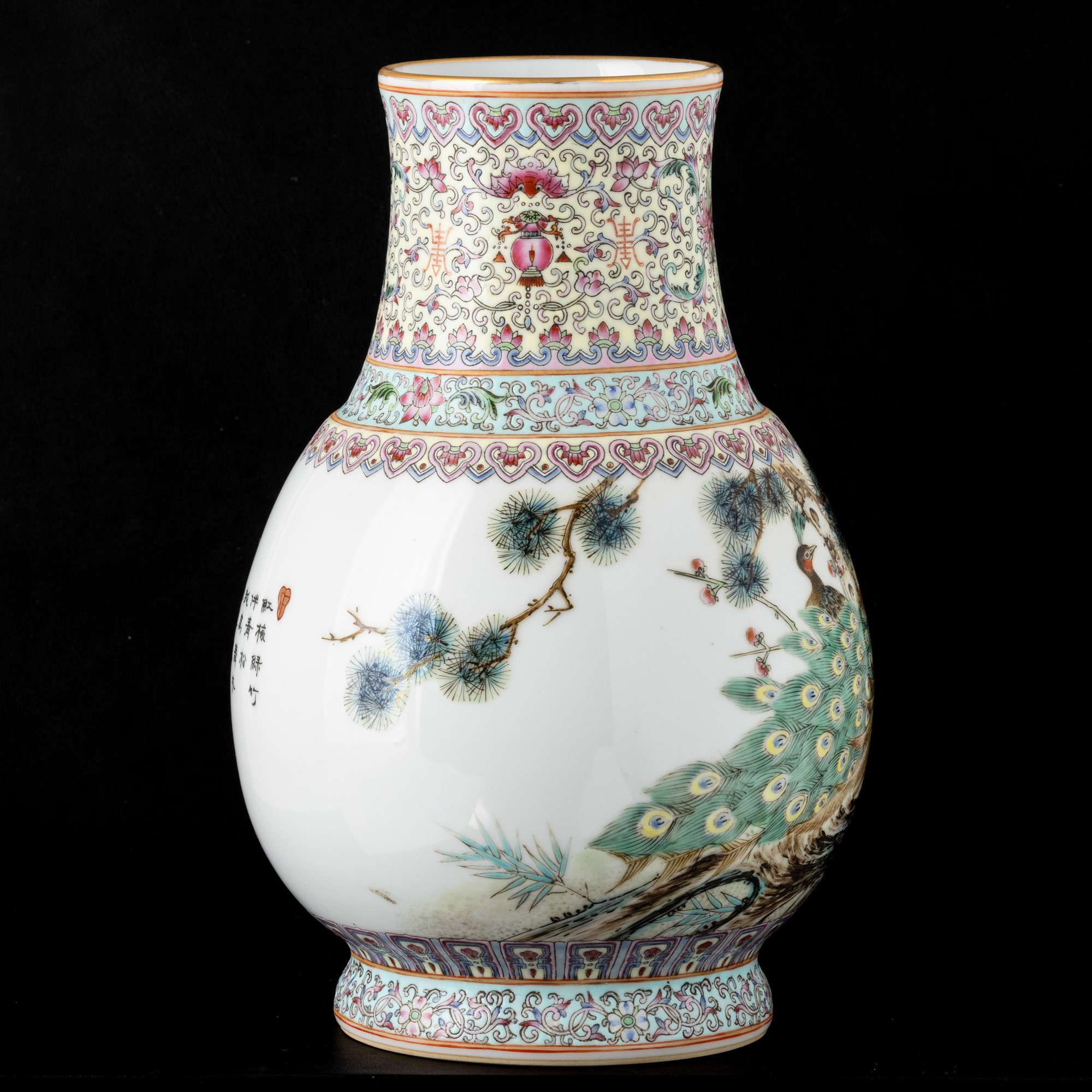 Cina (Repubblica), Vaso in porcellana con pavoni, decori floreali, motivi ruyi e iscrizioni