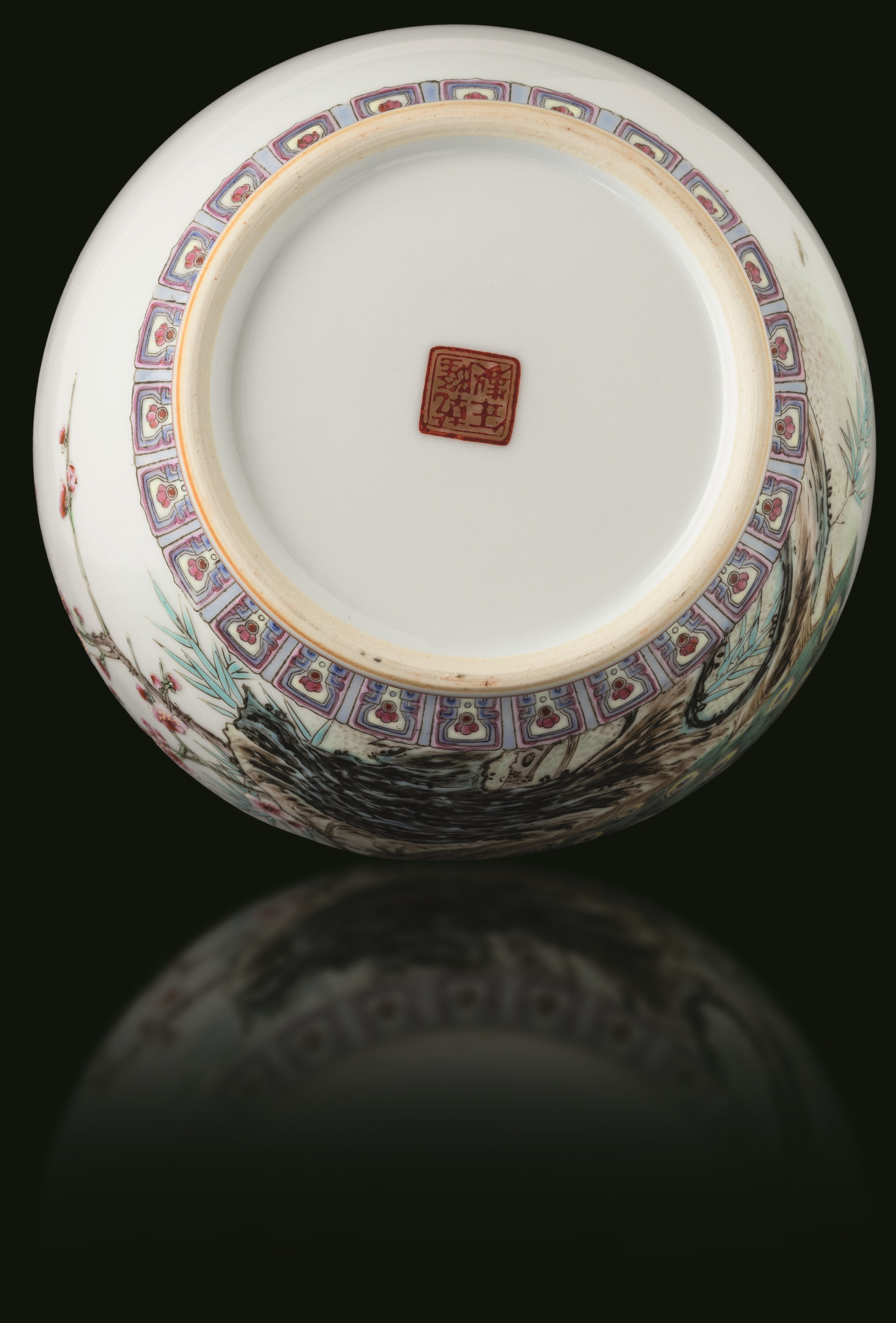 Cina (Repubblica), Vaso in porcellana con pavoni, decori floreali, motivi ruyi e iscrizioni