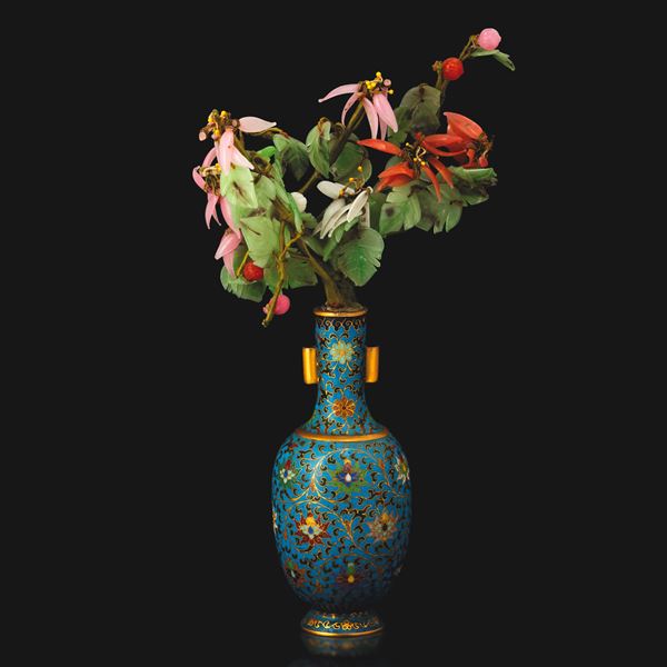 Vasetto a smalti policromi cloisonné con ramo di fiori in pietre dure, Cina, XX secolo