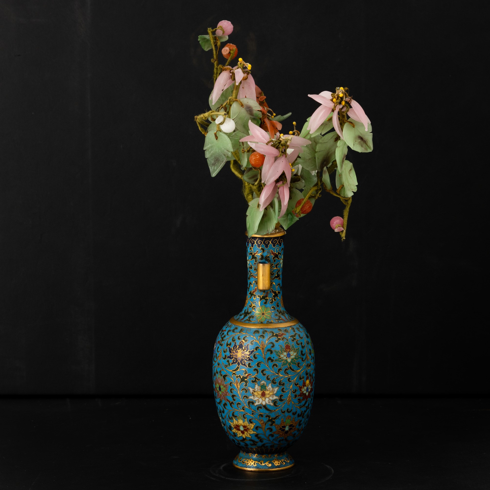 Vasetto a smalti cloisonné policromi con ramo di fiori in pietre dure, Cina, XX secolo