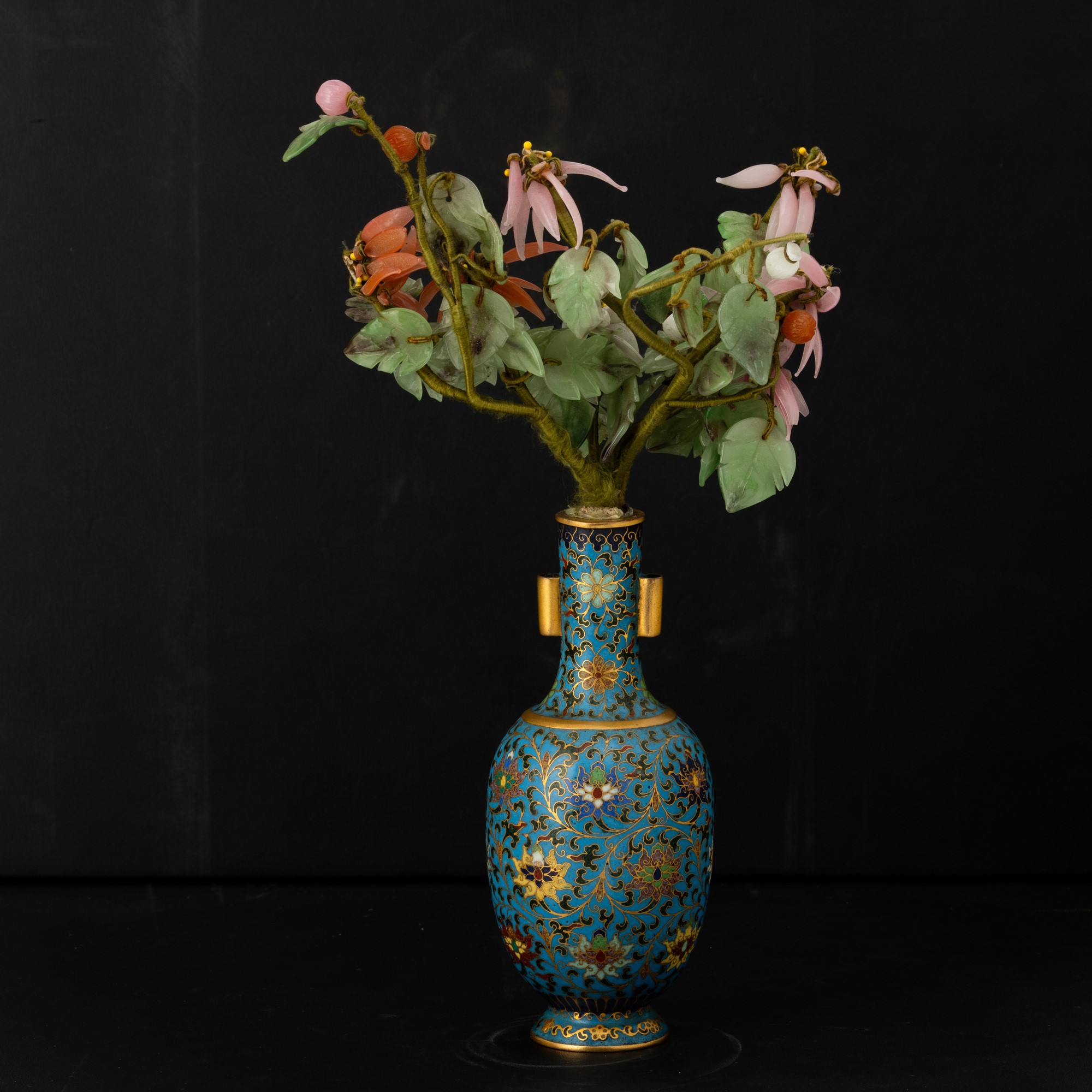 Vasetto a smalti cloisonné policromi con ramo di fiori in pietre dure, Cina, XX secolo