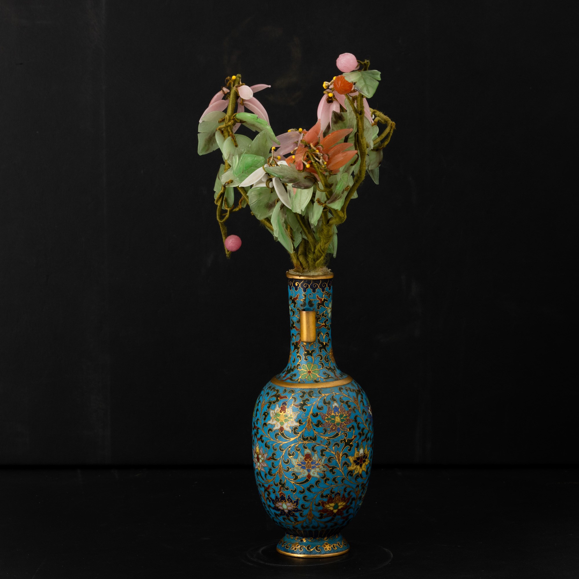 Vasetto a smalti cloisonné policromi con ramo di fiori in pietre dure, Cina, XX secolo